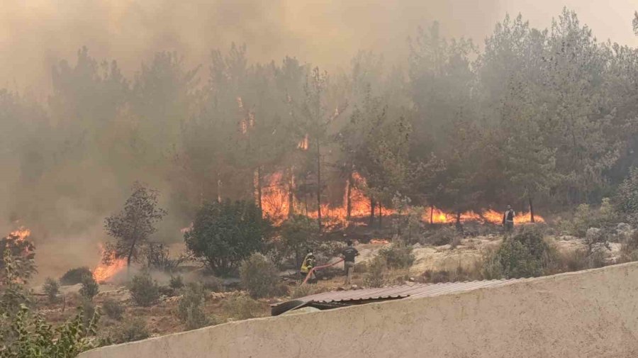 Vali Toros, Silifke’deki Yangın Söndürme Çalışmalarını Yakından Takip Etti