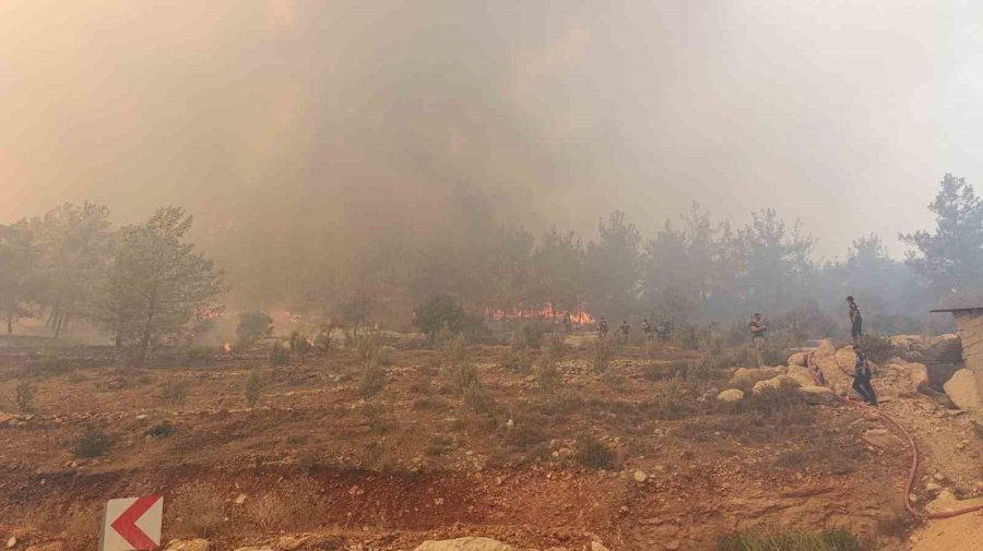 Vali Toros, Silifke’deki Yangın Söndürme Çalışmalarını Yakından Takip Etti