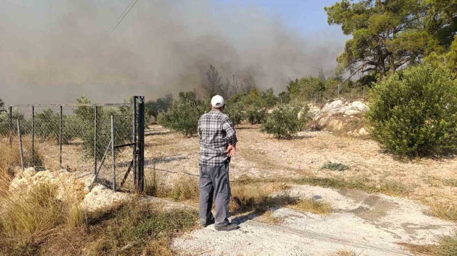 Mersin’deki Orman Yangını Nedeniyle 3 Mahalle Boşaltıldı