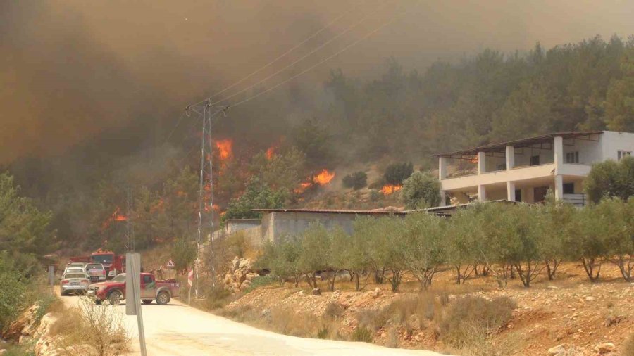 Silifke’deki Orman Yangınıyla Mücadele Devam Ediyor: 526 Personel Sahada