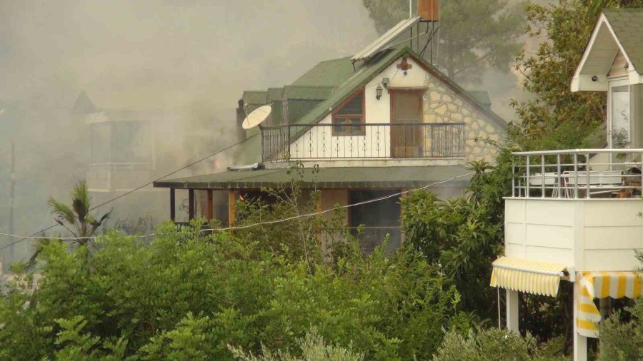 Silifke’deki Orman Yangınıyla Mücadele Devam Ediyor: 526 Personel Sahada