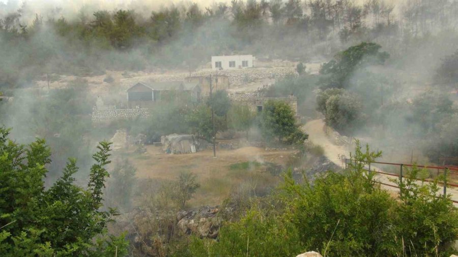 Silifke’deki Orman Yangınıyla Mücadele Devam Ediyor: 526 Personel Sahada