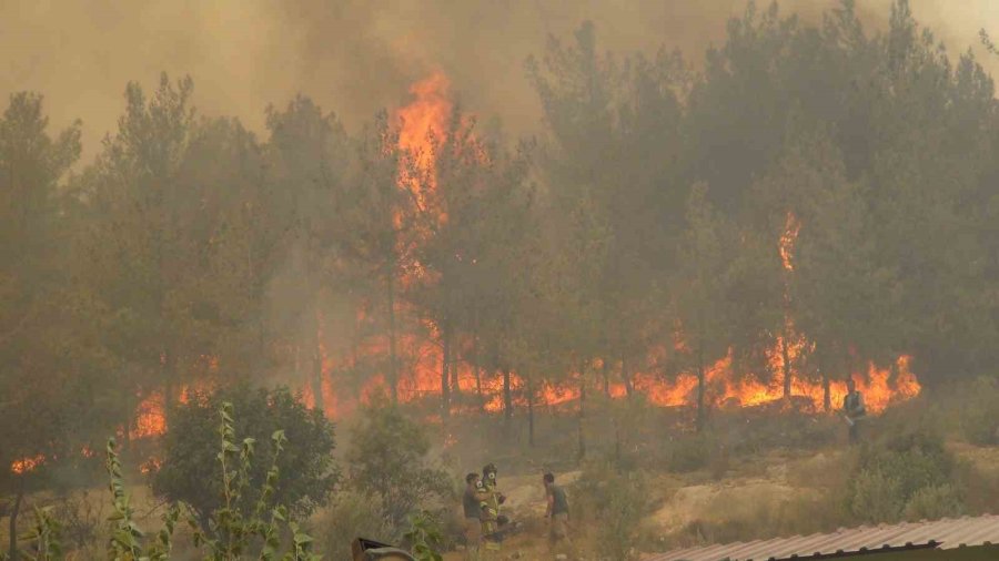 Silifke’deki Orman Yangınıyla Mücadele Devam Ediyor: 526 Personel Sahada