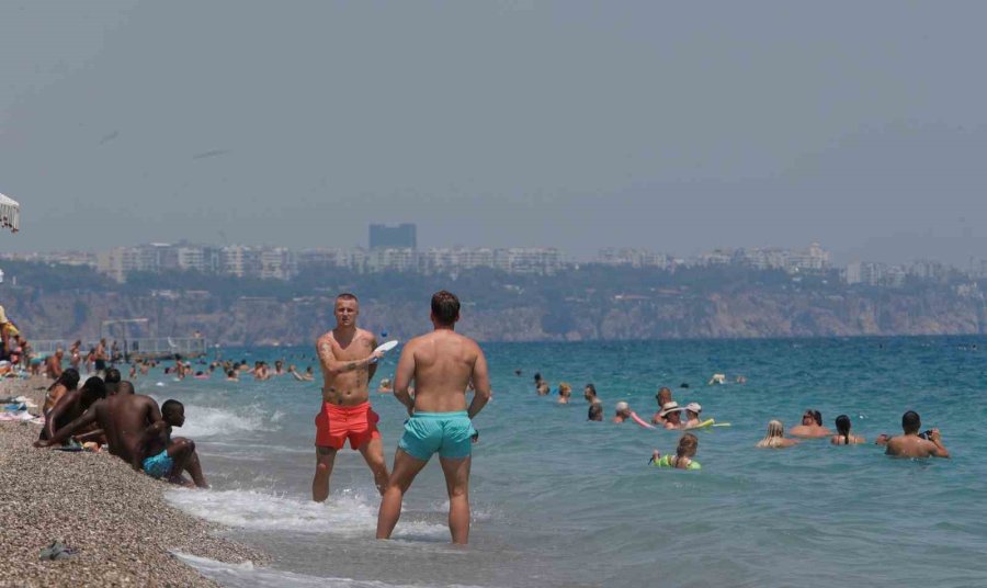 Antalya’da Hava Sıcaklığı 37, Deniz Suyu 32 Derece Oldu