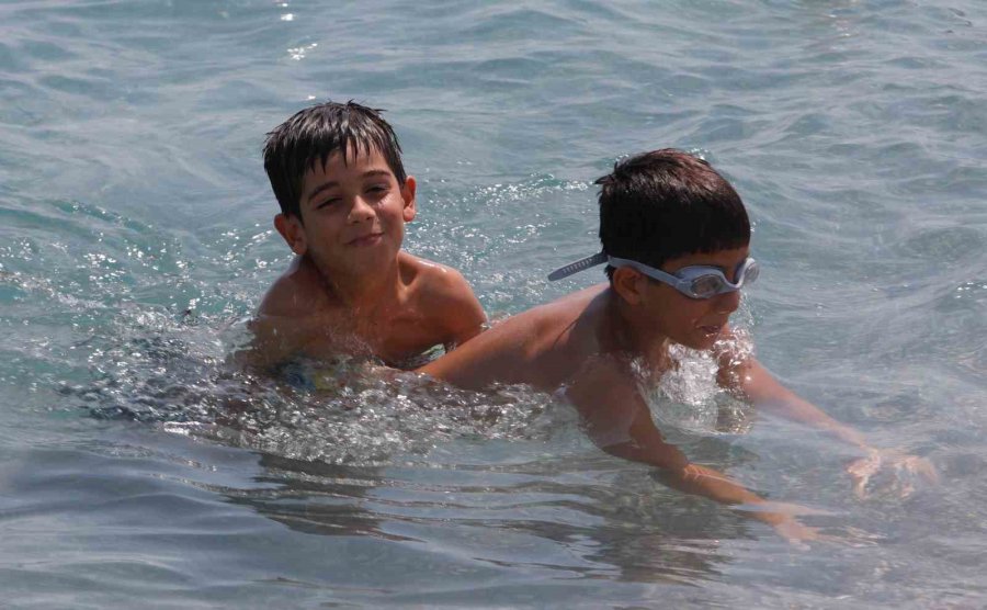 Antalya’da Hava Sıcaklığı 37, Deniz Suyu 32 Derece Oldu