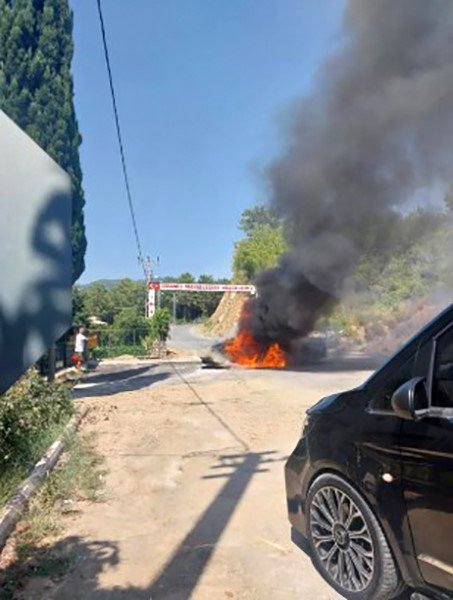 Alanya’da Seyir Halindeki Otomobil Alev Alev Yandı