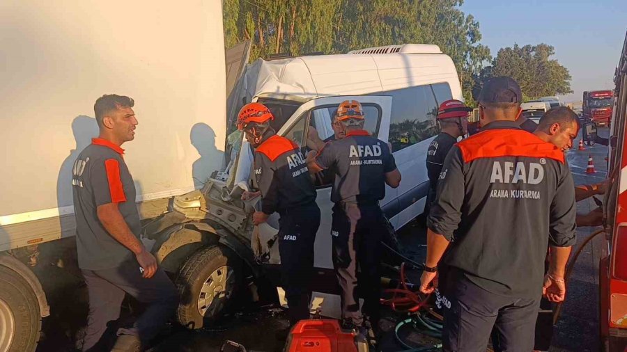 Tur Aracı Kamyonun Altına Girdi, Sıkışan Sürücü İçin Ekipler Alarma Geçti