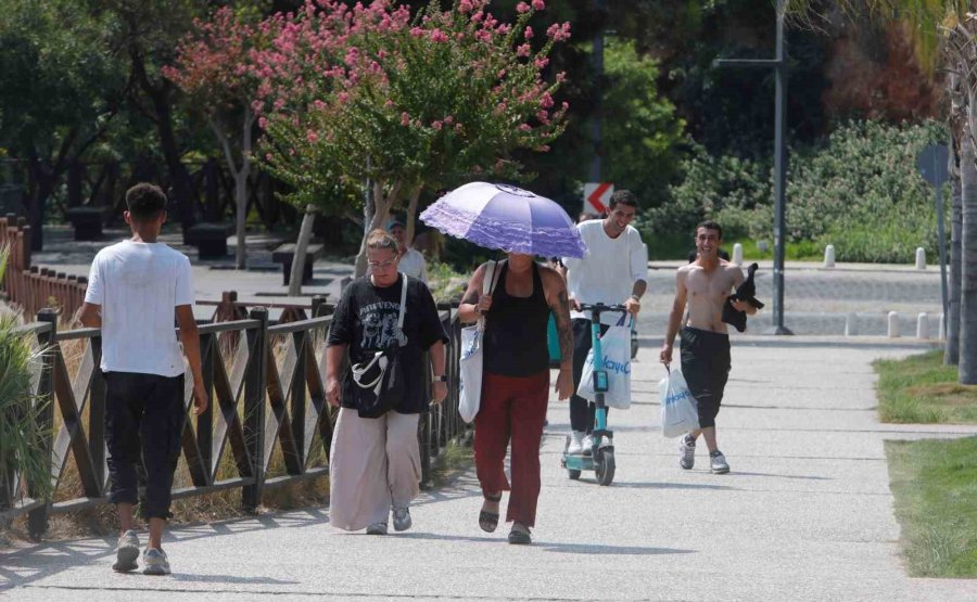 Antalya’da Hava Sıcaklığı 37, Deniz Suyu 32 Derece Oldu