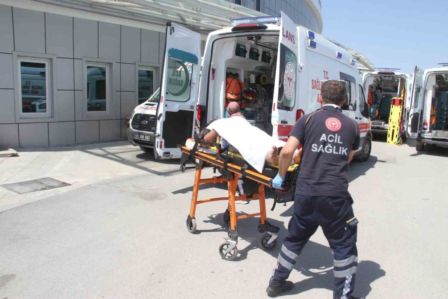 Konya’da Kontrolden Çıkan Otomobil Ekin Tarlasına Savruldu: 4 Yaralı