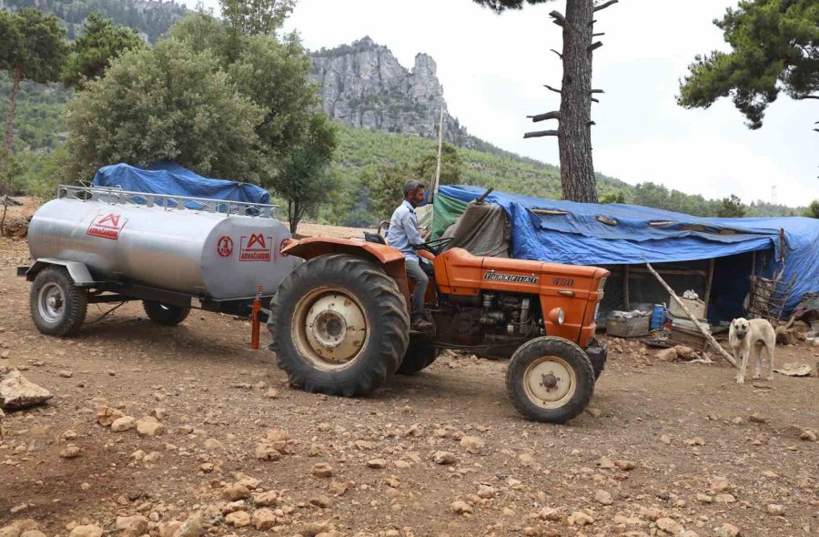 Belediyenin Sulama Tankeri Desteği Mersin’deki Yörüklerin Yüzünü Güldürdü