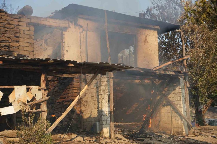Antalya’da 3 Ev, 4 Ahırın Yandığı Orman Yangınının Başladığı An Güvenlik Kamerasında