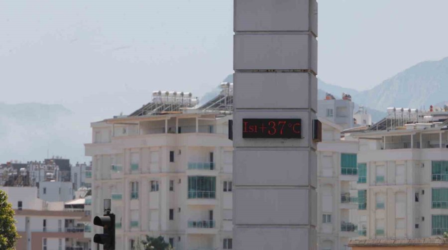 Antalya’da Hava Sıcaklığı 37, Deniz Suyu 32 Derece Oldu