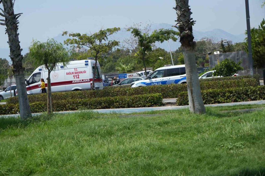 Konyaaltı Sahili’nde Vücudunda Kesikler Bulunan Erkek Cesedi Bulundu