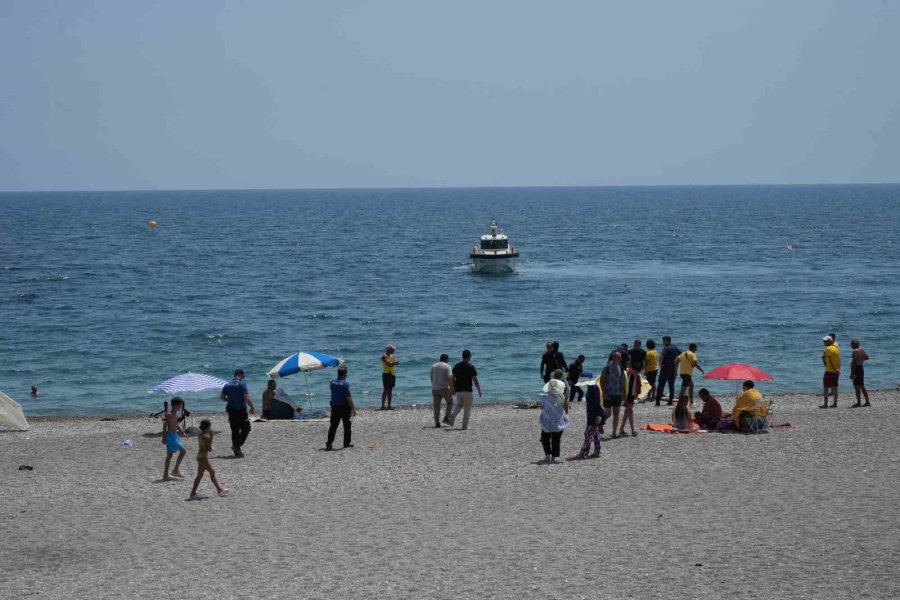 Konyaaltı Sahili’nde Vücudunda Kesikler Bulunan Erkek Cesedi Bulundu
