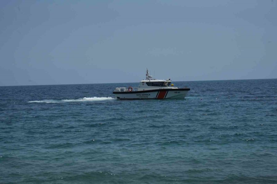 Konyaaltı Sahili’nde Vücudunda Kesikler Bulunan Erkek Cesedi Bulundu