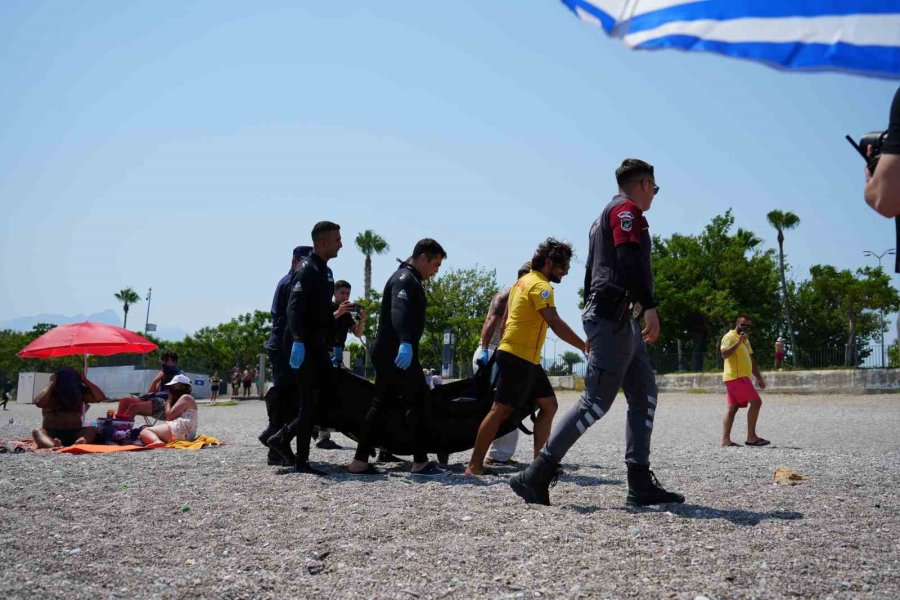 Konyaaltı Sahili’nde Vücudunda Kesikler Bulunan Erkek Cesedi Bulundu
