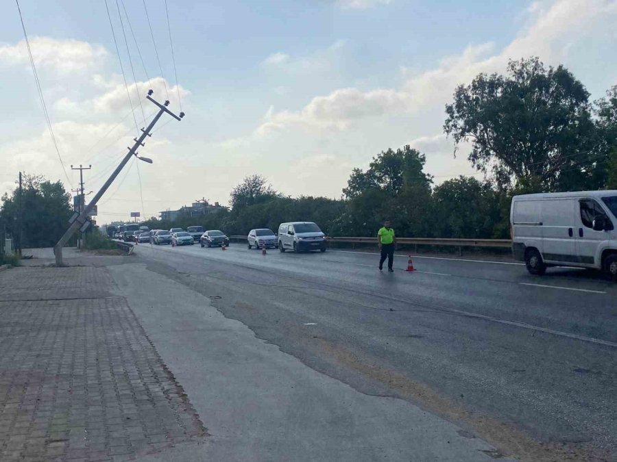 Elektrik Direğine Çarpan Tır, Trafiği Tehlikeye Soktu