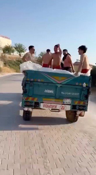 Seyir Halindeki Traktörün Römorkunda Tehlikeli Serinlik