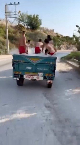 Seyir Halindeki Traktörün Römorkunda Tehlikeli Serinlik