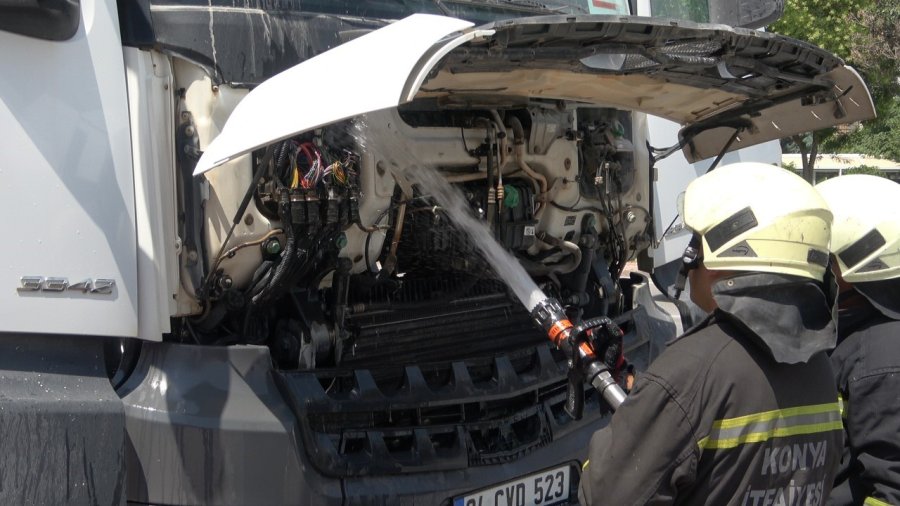 Seyir Halindeki Kamyonda Yangın Paniği