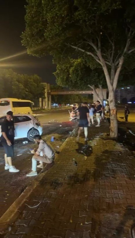 Baba İle Oğlunun Hayatını Kaybettiği Aynı Kaldırımda Yürürken Aracın Çarptığı Genç Hayatını Kaybetti