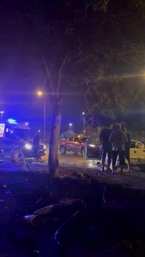 Baba İle Oğlunun Hayatını Kaybettiği Aynı Kaldırımda Yürürken Aracın Çarptığı Genç Hayatını Kaybetti