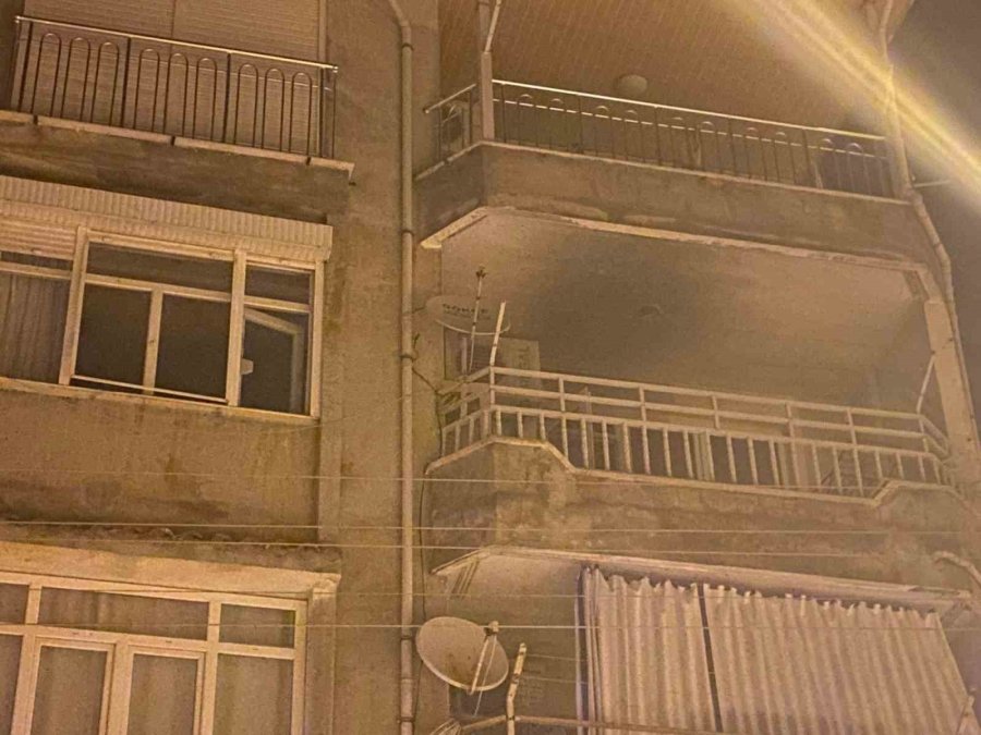Antalya’da 4 Katlı Binada Çıkan Yangında 3 Kişi Dumandan Etkilendi