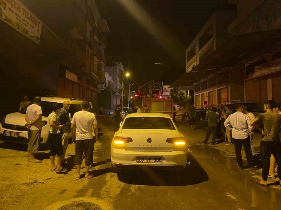 Antalya’da 4 Katlı Binada Çıkan Yangında 3 Kişi Dumandan Etkilendi
