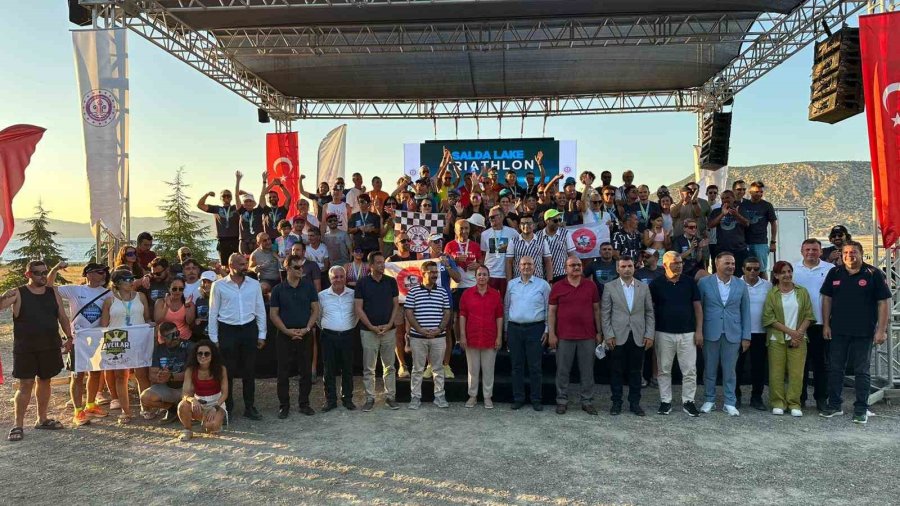 Türkiye’nin Maldivleri Salda Gölü’ndeki Triatlon Yarışlarında 76 Yaşındaki ‘demir Adam’ Zirvede