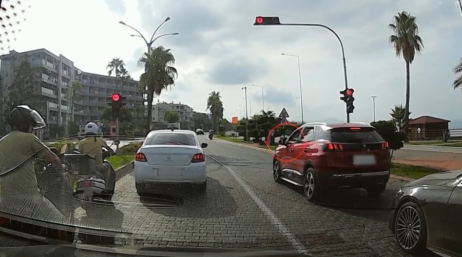 Kamerayla Yere İzmarit Attığı Tespit Edilen Sürücülere Ceza Yağdı