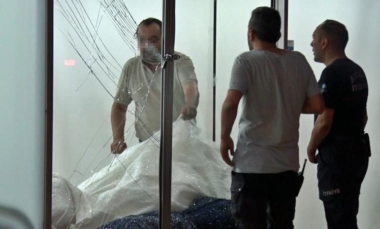 Eşinin Mağazasına Girip Gelinliklerin Üzerlerine Kolonya Döktü, Tüpe Çakmağı Dayayınca Tazyikli Suyu Yedi