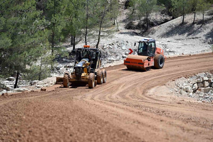 Mut’ta 9 Mahalleyi Birbirine Bağlayan Grup Yolu Genişletildi