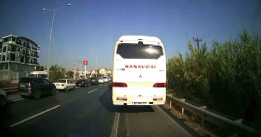 Antalya’da Kural Tanımayan Sürücüler Ambulansa Geçit Vermedi