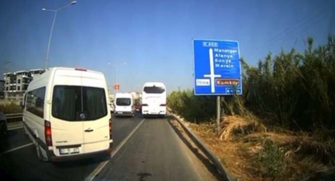 Antalya’da Kural Tanımayan Sürücüler Ambulansa Geçit Vermedi