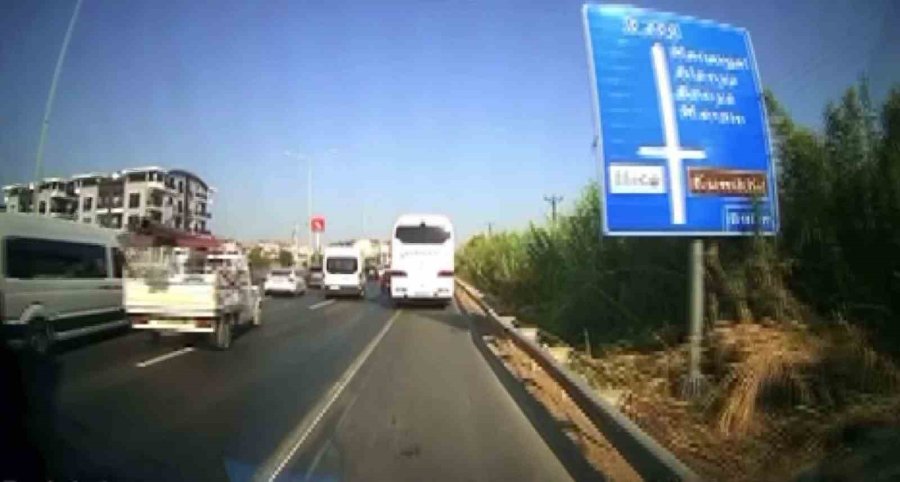 Antalya’da Kural Tanımayan Sürücüler Ambulansa Geçit Vermedi