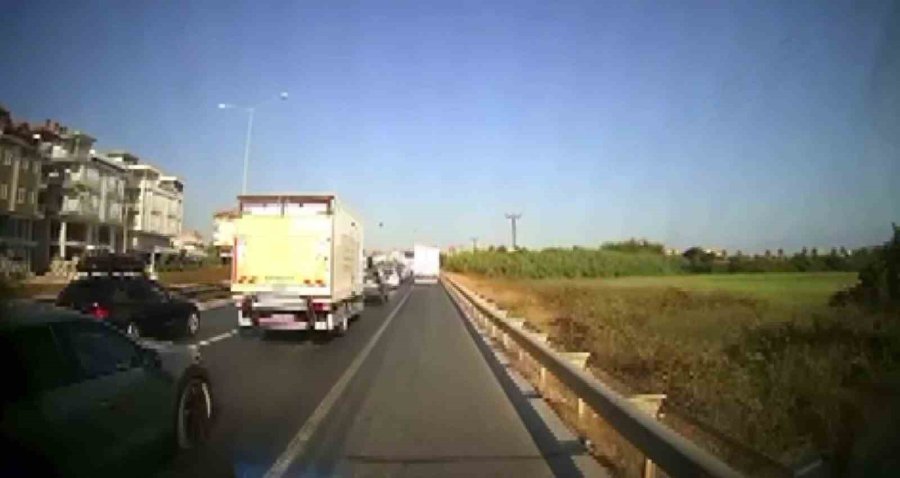 Antalya’da Kural Tanımayan Sürücüler Ambulansa Geçit Vermedi