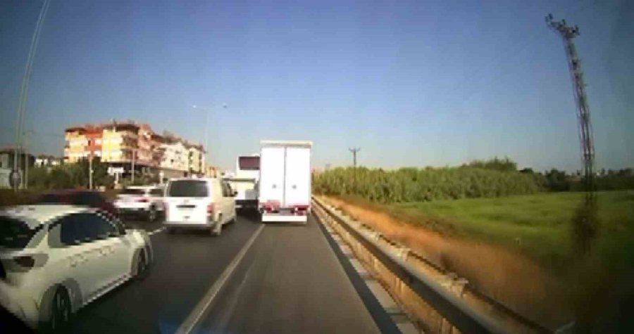 Antalya’da Kural Tanımayan Sürücüler Ambulansa Geçit Vermedi