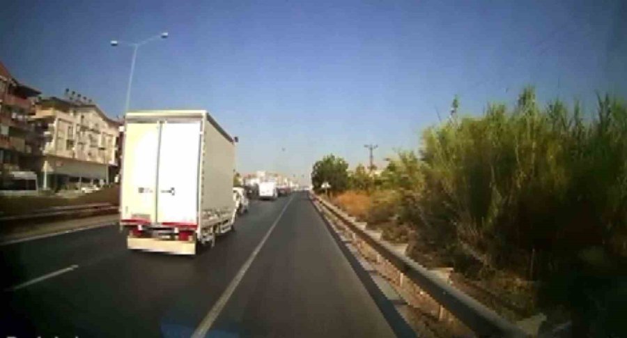 Antalya’da Kural Tanımayan Sürücüler Ambulansa Geçit Vermedi