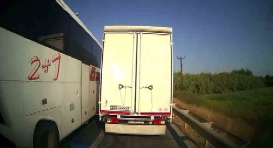 Antalya’da Kural Tanımayan Sürücüler Ambulansa Geçit Vermedi