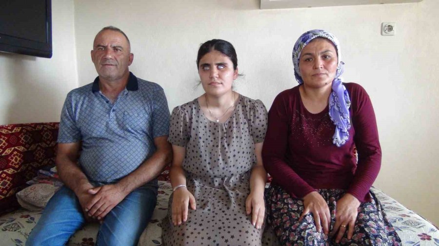 İlkokul Mezunu Annesi Çalıştırdı, Görme Engelli Kızı Üniversiteyi Kazandı