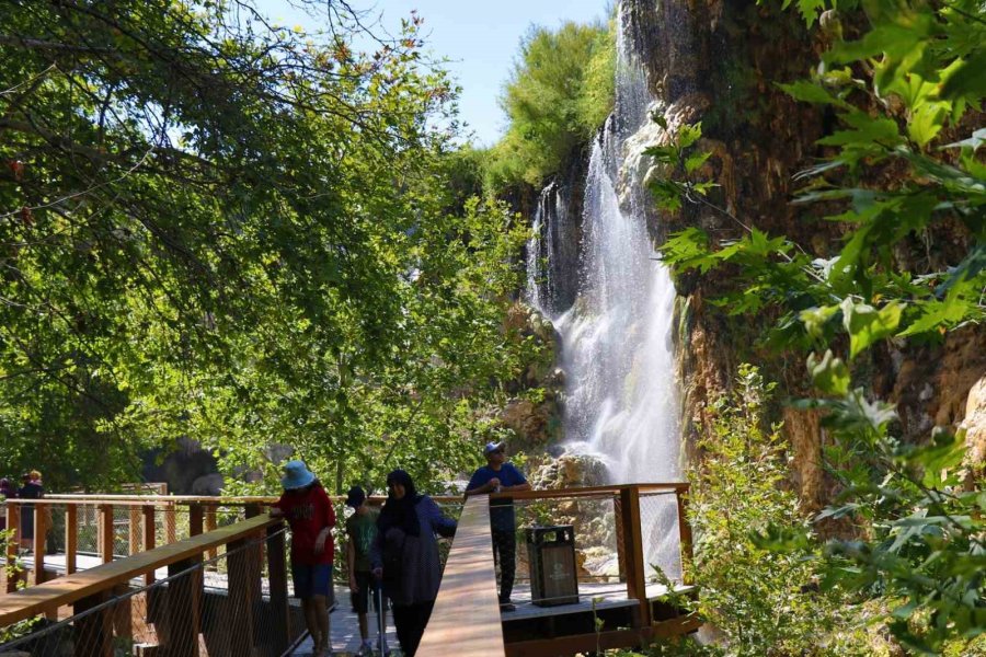Konya’daki Yerköprü Şelalesi Yaz Sıcaklarında Serinliğin Adresi Oluyor