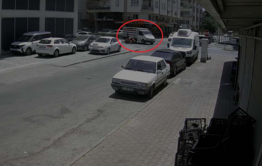 Motosikletli, Kamyonetin Altında Kalmaktan Son Anda Kurtuldu