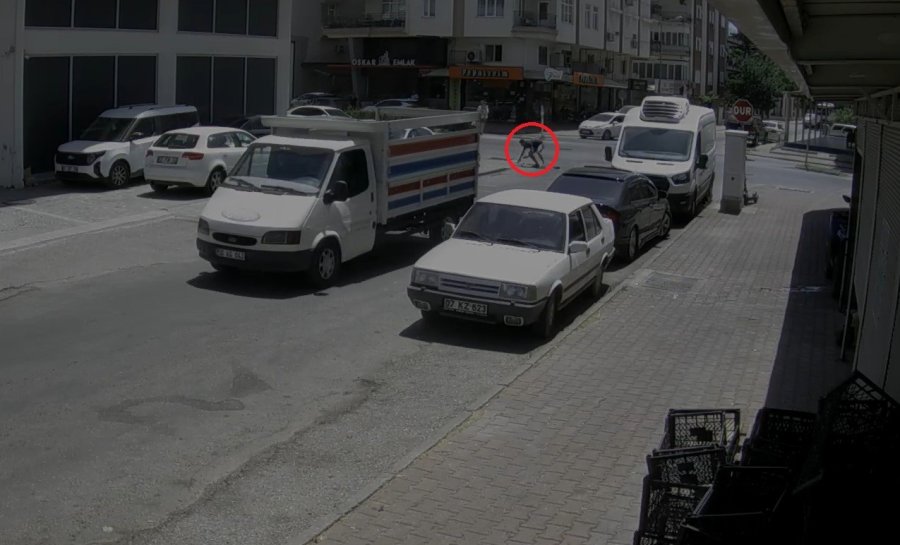 Motosikletli, Kamyonetin Altında Kalmaktan Son Anda Kurtuldu