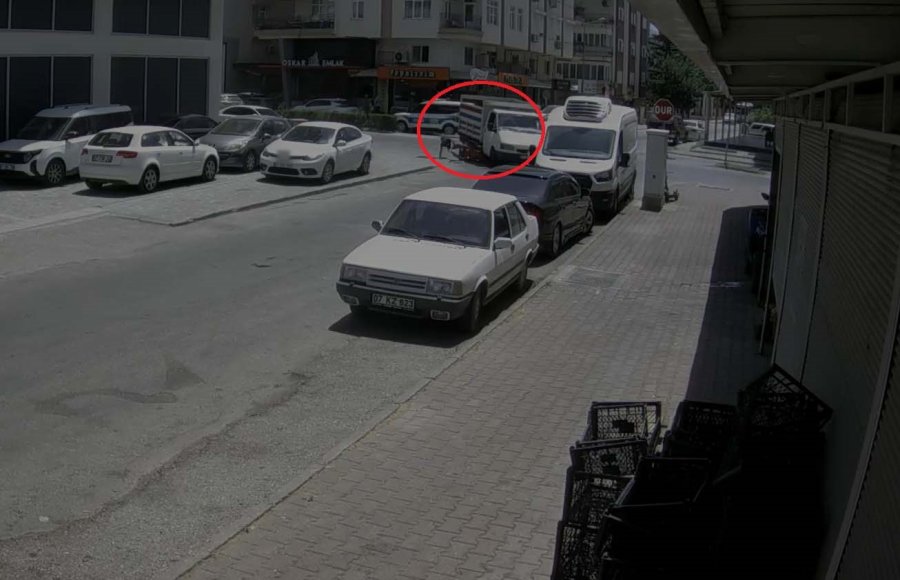 Motosikletli, Kamyonetin Altında Kalmaktan Son Anda Kurtuldu