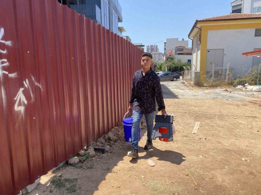 15 Yaşındaki Genç, Limonata Satarak Hayaline Yürüyor