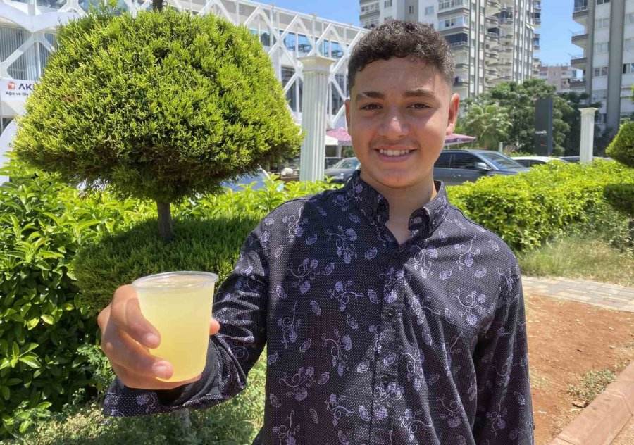 15 Yaşındaki Genç, Limonata Satarak Hayaline Yürüyor