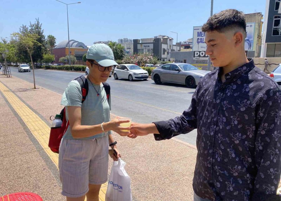 15 Yaşındaki Genç, Limonata Satarak Hayaline Yürüyor