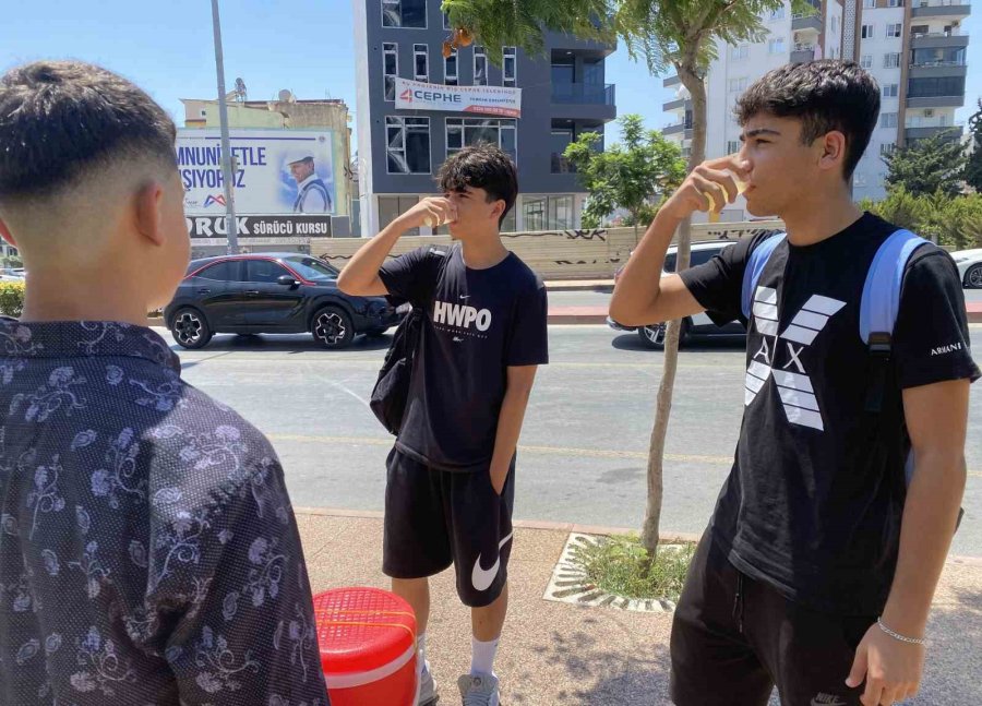 15 Yaşındaki Genç, Limonata Satarak Hayaline Yürüyor