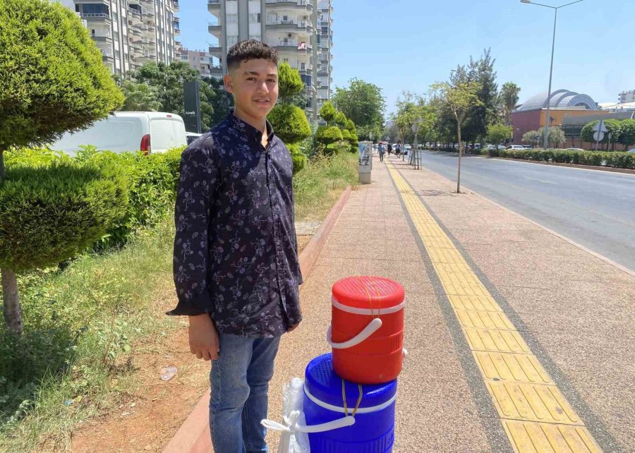 15 Yaşındaki Genç, Limonata Satarak Hayaline Yürüyor