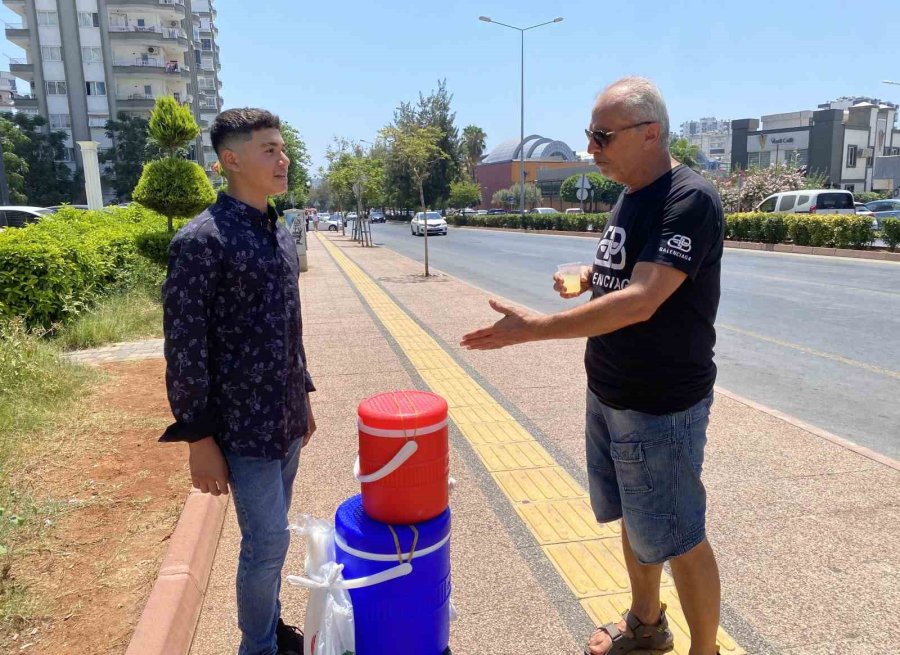15 Yaşındaki Genç, Limonata Satarak Hayaline Yürüyor